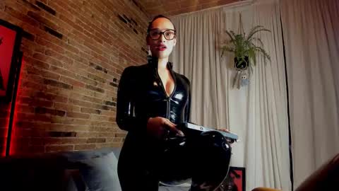 Lola online show from February 8, 10:45 pm