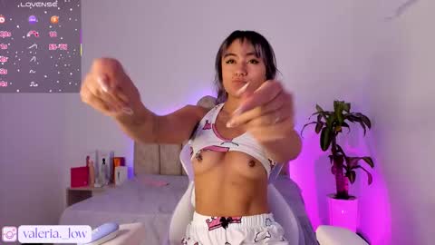 Snapshot of nahia_low chatting on September 19, 4:33 am  Valeria  online show from September 19, 4:33 am