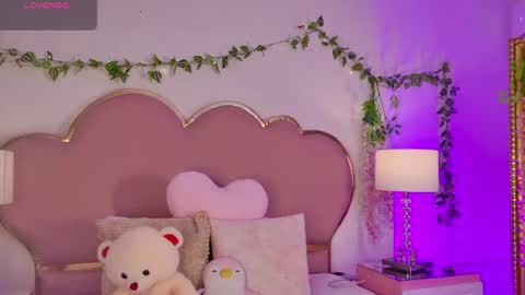 NahiaraReina  online show from August 4, 2:45 pm