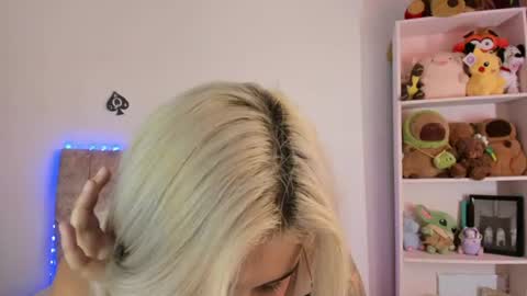 Laura  online show from August 3, 5:33 am