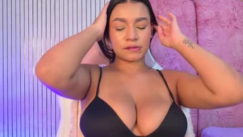 Naomy  online show from May 31, 6:20 pm