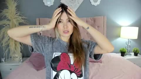 Nashly Fontana online show from February 18, 1:54 pm