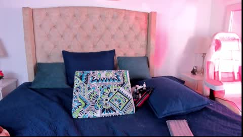 Snapshot of natalia_collinslim chatting on October 16, 3:31 am Natalia online show from October 16, 3:31 am