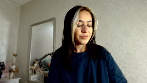 Snapshot of natalia_peach chatting on January 3, 6:11 am Wild influence online show from January 3, 6:11 am