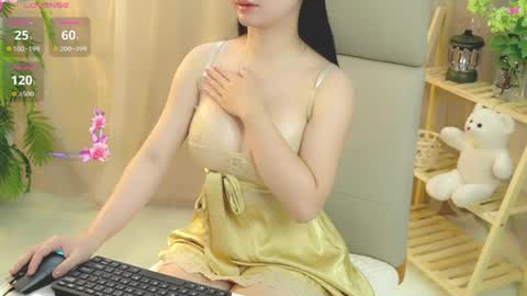 nhatlinhnguyen online show from May 30, 10:02 am
