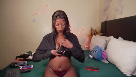 Snapshot of nia_bell chatting on February 15, 7:28 pm kikiNiaAria online show from February 15, 7:28 pm