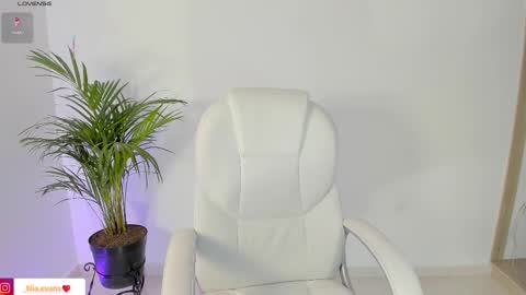 Snapshot of niaevans_x chatting on March 3, 1:04 pm Nia online show from March 3, 1:04 pm