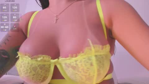 Snapshot of niaevans_x chatting on February 22, 3:10 pm Nia online show from February 22, 3:10 pm