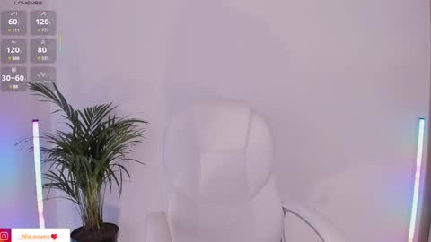 Snapshot of niaevans_x chatting on March 4, 12:55 pm Nia online show from March 4, 12:55 pm