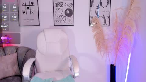Snapshot of niaevans_x chatting on October 3, 3:50 pm Nia online show from October 3, 3:50 pm