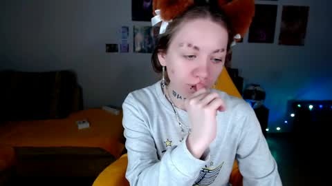 nica_kawaii online show from May 4, 7:34 am