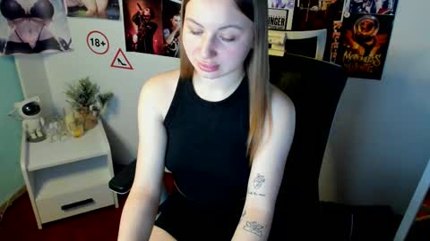 Snapshot of nicoledior_ chatting on October 13, 7:11 am Nicole online show from October 13, 7:11 am