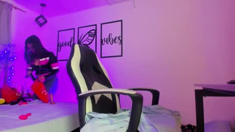 nicolee millerr online show from December 17, 12:31 pm