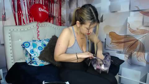 Snapshot of nicolee_millerr chatting on February 24, 11:52 am nicolee millerr online show from February 24, 11:52 am