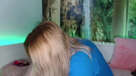 Snapshot of nicolelinharts chatting on December 30, 4:29 pm Birthday online show from December 30, 4:29 pm