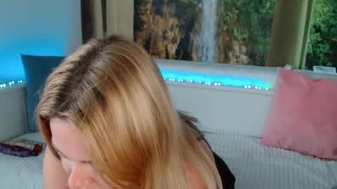 Snapshot of nicolelinharts chatting on September 30, 10:10 am Birthday online show from September 30, 10:10 am