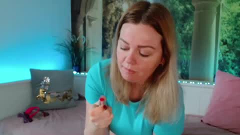 Snapshot of nicolelinharts chatting on January 15, 11:10 am Birthday online show from January 15, 11:10 am