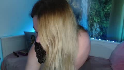 Snapshot of nicolelinharts chatting on February 27, 10:42 pm Birthday online show from February 27, 10:42 pm