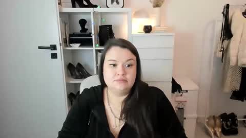 Holly online show from February 27, 6:08 pm