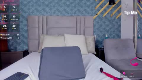 NiiaMoore online show from December 4, 8:31 pm