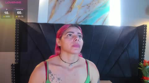 Snapshot of niki_santana chatting on October 6, 3:45 am niki online show from October 6, 3:45 am