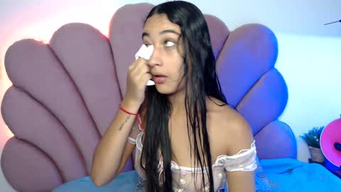 Snapshot of nikibrice chatting on January 20, 7:04 pm online show from January 20, 7:04 pm
