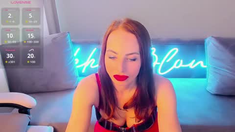 nikki_blondiee online show from April 9, 10:09 am