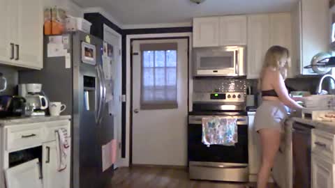 nikkib653466 online show from May 5, 5:38 pm