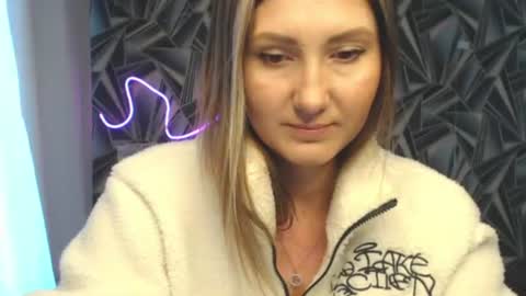 nikkikiss___ online show from June 19, 1:32 am