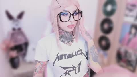 Nikki Ramone   online show from January 15, 11:38 am