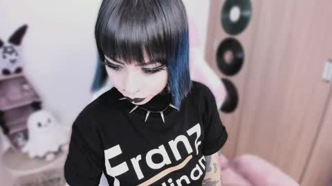 Nikki Ramone   online show from May 5, 8:17 am