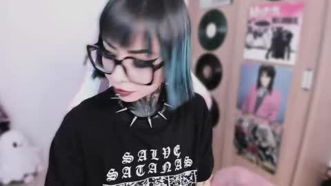 Nikki Ramone   online show from April 24, 12:41 pm