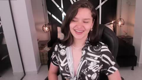 nini_solei online show from April 23, 7:49 pm