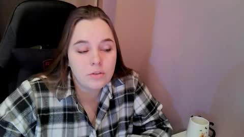 noir_ember_ online show from November 28, 12:41 pm