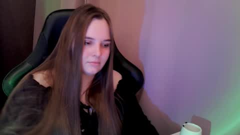 noir_ember_ online show from November 17, 1:45 pm