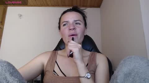 noreen_ online show from November 15, 10:33 pm