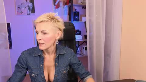 Snapshot of nymphvariety chatting on October 7, 5:23 am nymphvariety online show from October 7, 5:23 am
