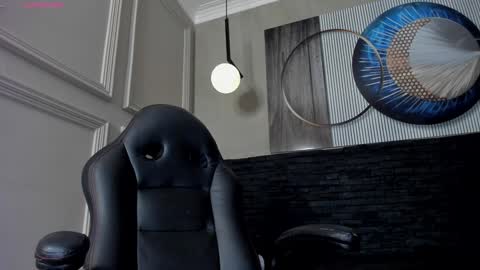 independent model online show from January 31, 4:06 pm