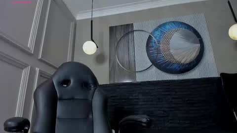 independent model online show from February 25, 6:55 pm