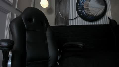 independent model online show from December 3, 11:21 am