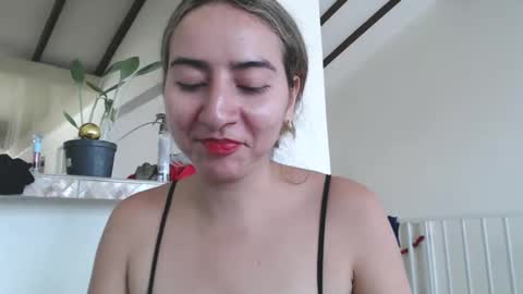 Snapshot of odette_brigh_ chatting on January 17, 7:49 pm Val online show from January 17, 7:49 pm