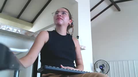 Snapshot of odette_brigh_ chatting on February 21, 7:21 pm Val online show from February 21, 7:21 pm