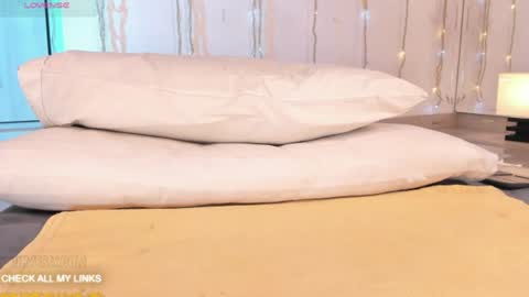 ohyesly_ online show from August 4, 1:28 pm