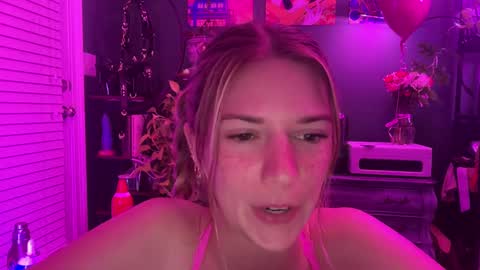 Snapshot of oliviahansleyy chatting on February 15, 1:42 am Olivia online show from February 15, 1:42 am