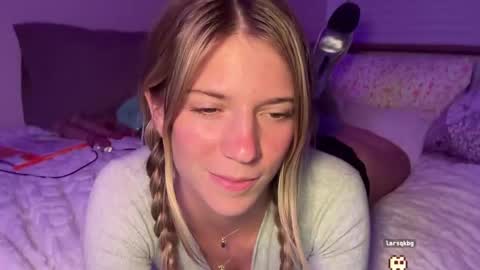 Snapshot of oliviahansleyy chatting on September 30, 3:34 am Olivia online show from September 30, 3:34 am