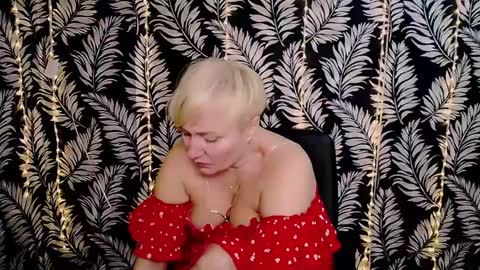 Snapshot of oliviaoskar_ chatting on March 8, 12:18 pm Kelly online show from March 8, 12:18 pm