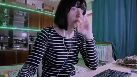 Ella online show from July 22, 3:02 pm