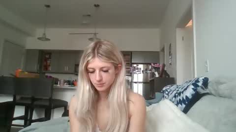 parisbaby2000 online show from April 2, 3:09 pm