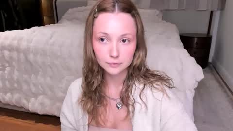 Snapshot of peachvibes chatting on October 16, 1:36 pm Lili online show from October 16, 1:36 pm