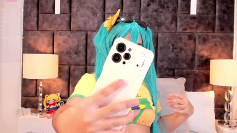 Snapshot of petit_rosseowo chatting on December 3, 5:23 pm Im Rosse but u can call me Rossie or Rosita . online show from December 3, 5:23 pm